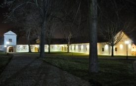 Budynek folwarczny nocą